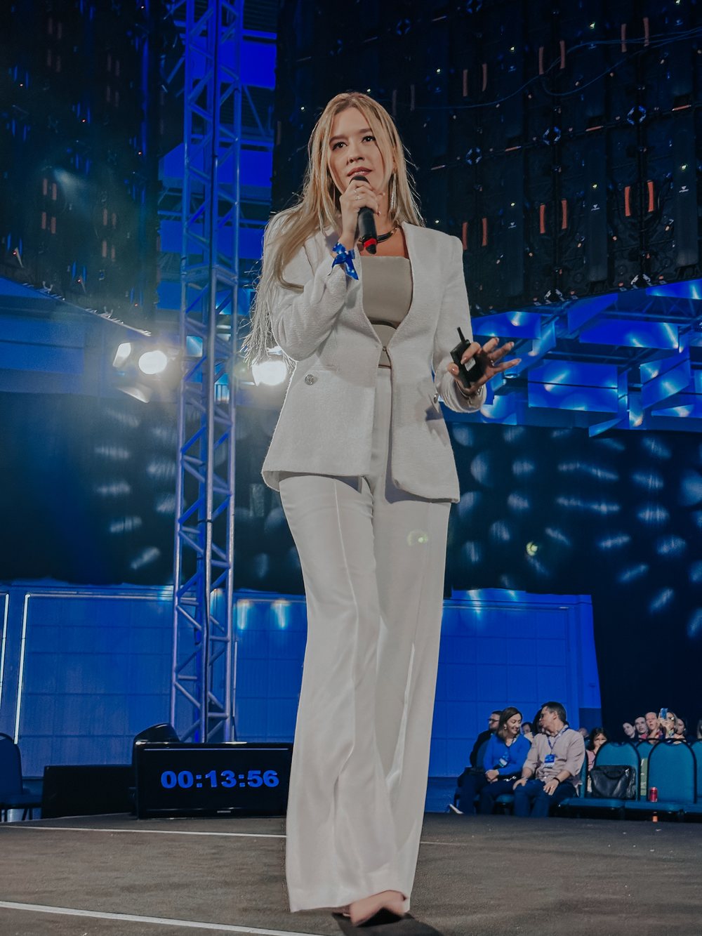 Marília palestrando em um palco